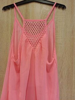 Neónové ružové a bledomodre plážové šaty - 2