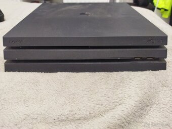 PS4 PRO 400gb SSD, + 2X OVLÁDAČ - 2