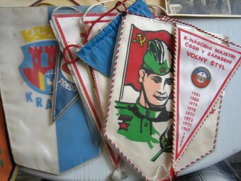 konvolut vecí mince vojnové fotky vlajočky dokumenty - 2