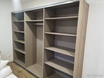 Šatníková skriňa 270d x 210v x 54h - 2