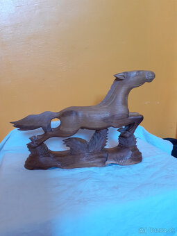 Drevený krásne vyrezávaný kôň, ručná práca - 2