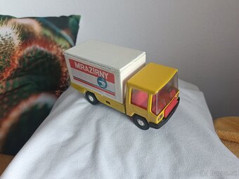 Plechové auto igra - 2