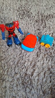3 hračky panáčik transformers,autíčko a hraci mobil - 2