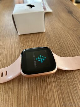 Hodinky smart Fitbit Versa 2 Ruzove - 2