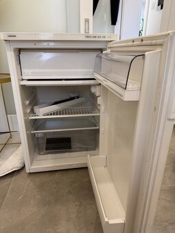 Plne funkčná malá chladnička Samsung - 2