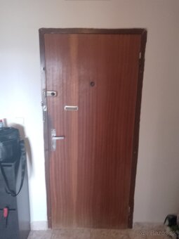 kúpim vchodové dvere-na 2 závesné body(pánty-pravé - 2