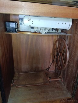 Šijací stroj so skrinou a príslušenstvom - 2