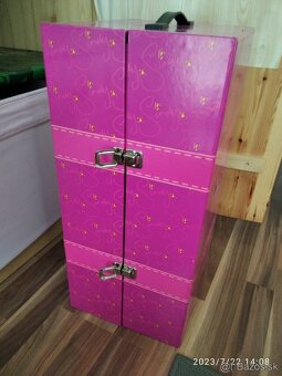 Babika so šatníkom a šatami - 2