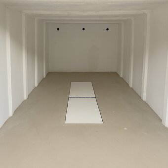 NA PREDAJ Zrekonštruovaná garáž s montážnou jamou a pozemkom - 2