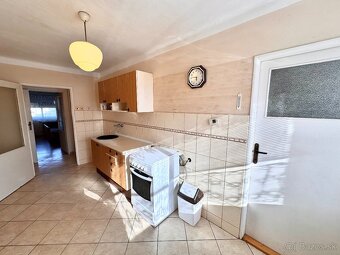 Na predaj: 3-izbový byt s garážou v tehlovej bytovke –Bajč - 2