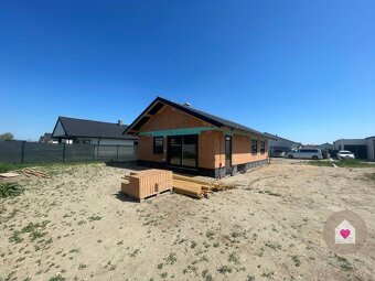 Krásny 4 izbový RD bungalov 92,26 m2 na pozemku 495 m2, Sene - 2