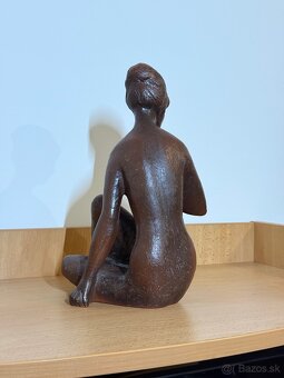 Socha žena s náhrdelníkom - 2