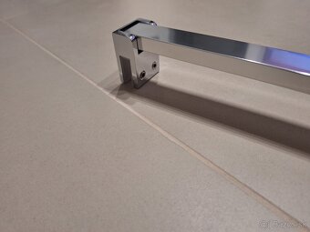 Predám rozpernú tyč na sprchový kút walk in - 2