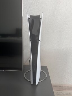 PS5 slim + 2 ovládače a príslušenstvo - 2