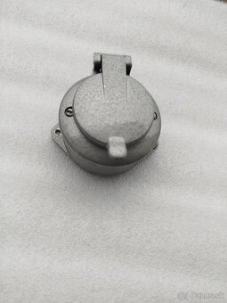 Predám veľmi zachovalu retro zásuvku na 230V - 2