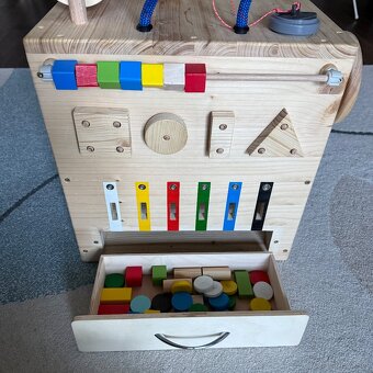Handmade Montessori busy cube - senzorická hračka pre deti - 2