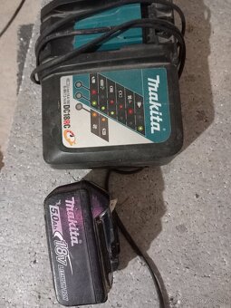 Predám nabíjačku a baterku makita - 2