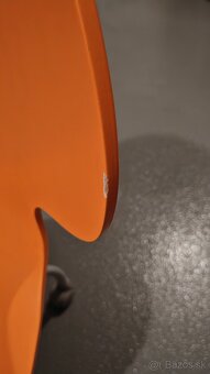 Dizajnová otočná stolička – oranžová, kovová konštrukcia - 2