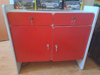 Predám červeno bielu drevenú komodu - 2