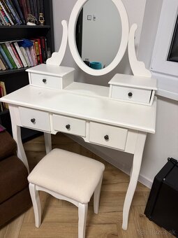Kozmeticky stolík - 2
