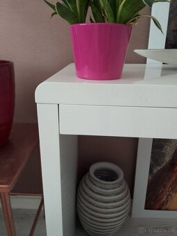 Predám stolík vysoký lesk so suplikmi - 2