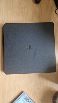 Playstation 4 s ovládačom a hrou - 2