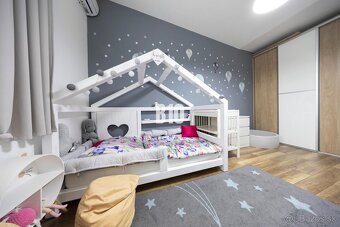 NA PREDAJ - Krásny 5 izbový rodinný dom s svojgarážou v Bern - 2