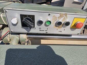 Pásová bruska. - 2