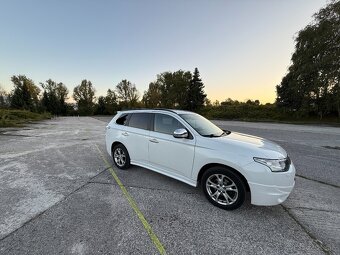 Mitsubishi Outlander - 2