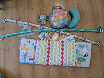 Hracia podlozka Bright Starts 5 in 1 Activity Gym Totally Tr - 2
