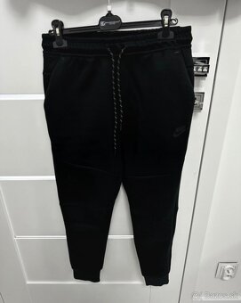 Nike Tech Fleece Čierna - 2