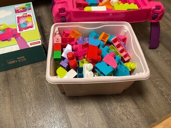 Mega Bloks - Hrací stolík+ plná krabica mega block - 2