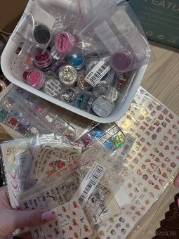 Nechtárský stolík+ balík veci - 2