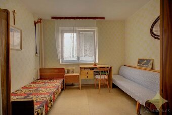 Rôzny starší nábytok - 2