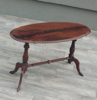 Stolík vo viktoriánskom štýle. - 2