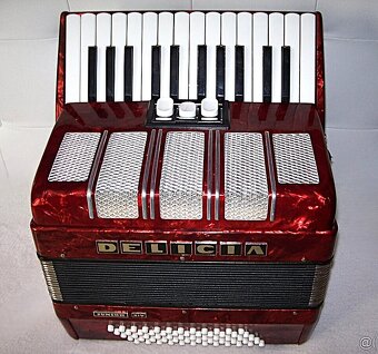 Predam akordeon Deliciu Junior XIV, 60 bas. - 2