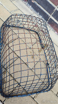 Kovovy kosik zo socialistickych potravin - 2