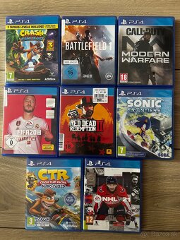 PS4 s dvomi ovladacmi a hrami - 2