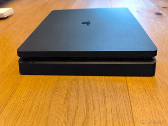 PS4 s 3 ovládačmi - 2