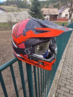 Predam na motorku prilba okuliare Čižmy - 2