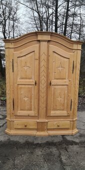 Celomasivna policová skriňa - 2