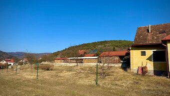 Radinny dom neslusa s velkym slnecnym pozemkom - 2