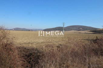 Exkluzívne na predaj pozemok v Lackovciach - 2