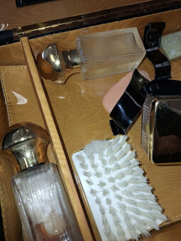 STARÝ KOZMETICKÝ KUFRÍK - 2