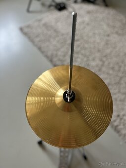 Stojan na hihat s dvomi činelami - 2