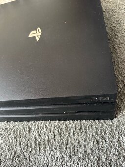 Playstation 4 Pro so 4 hrami a dvomi ovladacmi - 2