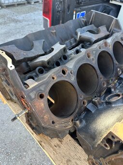 Blok V8 ,konferenčný stolík - 2