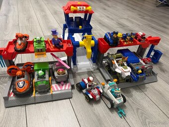 Labková Patrola garáž+komplet autíčka - 2