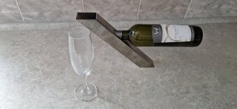 Samonosný držiak vína [efekt levitácie] - 2