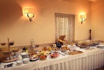Pomocná sila v hotelovej kuchyni - Hotel Ambassador - 2
